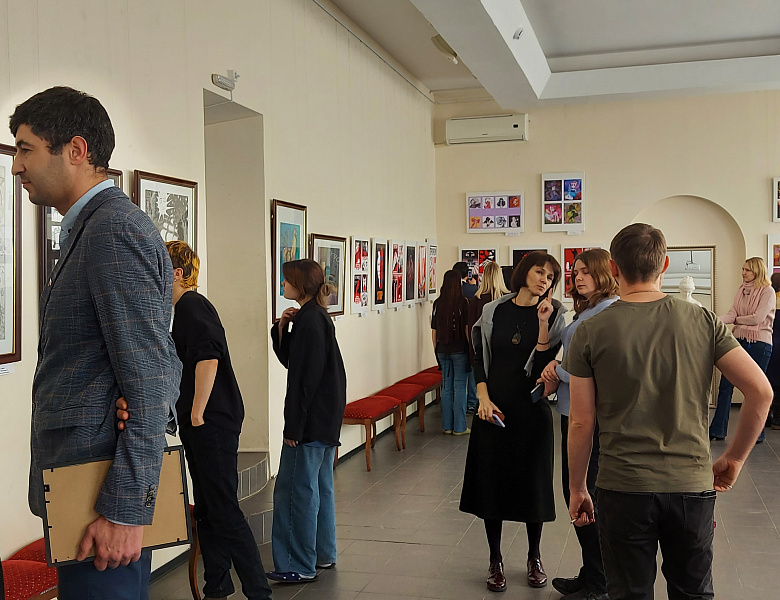 Открытие выставки "Учитель и ученики" преподавателя Петрова А.И. и группы студентов 2 курса специальности "Дизайн".