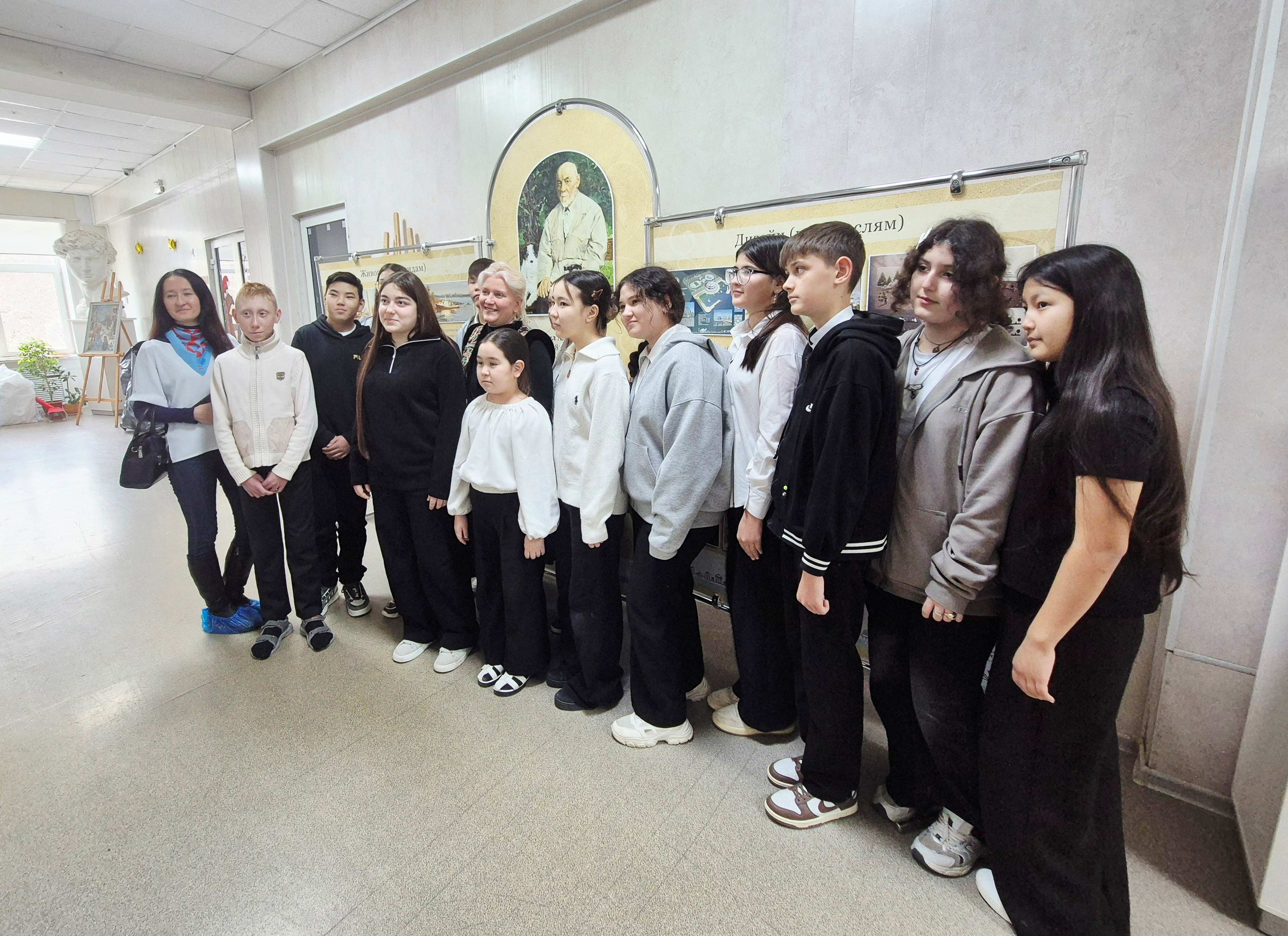 В Астраханском художественном училище имени П.А. Власова  состоялась профориентационная экскурсия для школьников