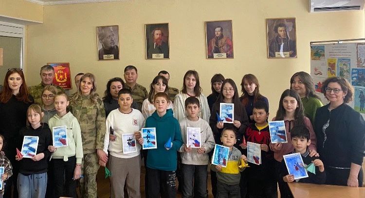 Подарок защитникам своими руками: студенты провели мастер-класс для детей героев